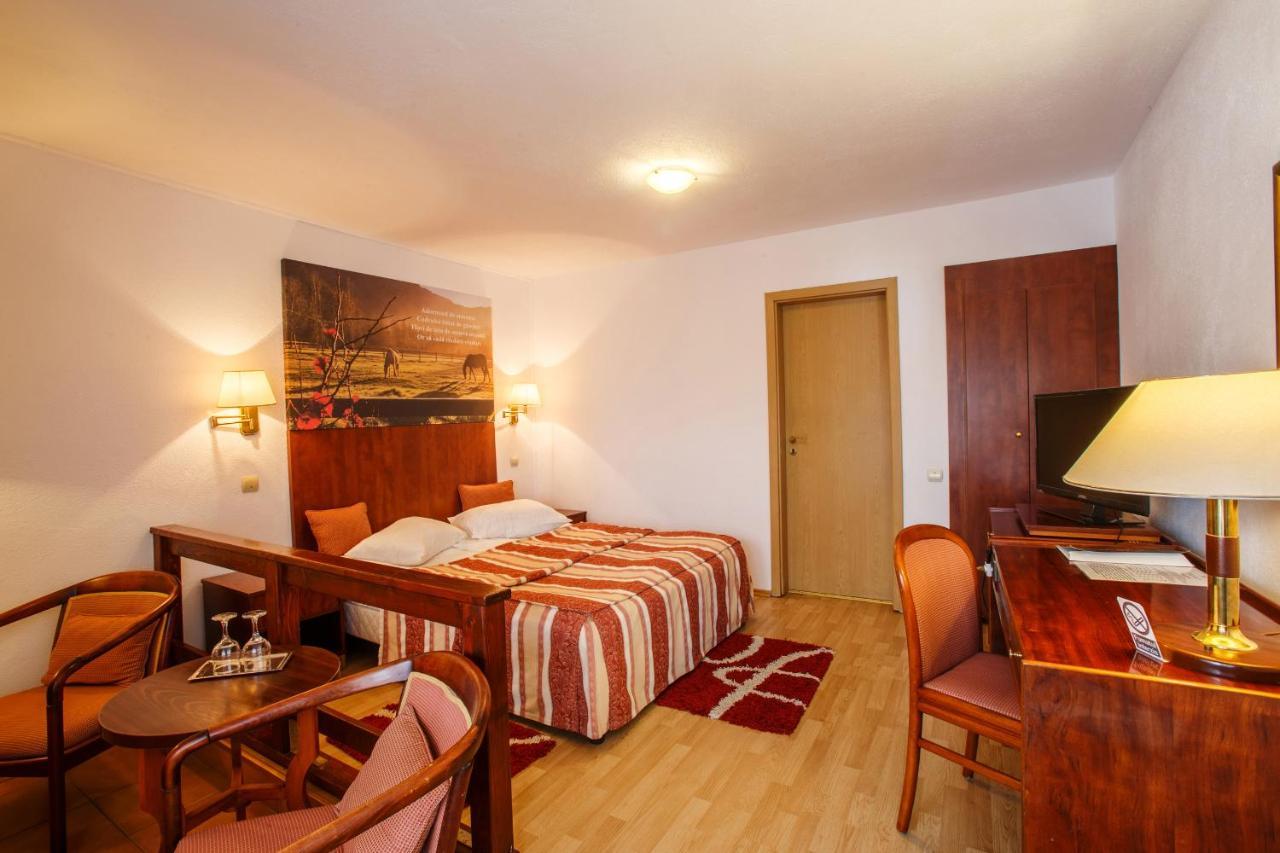 Domeniul Dracula Danes Hotel Luaran gambar